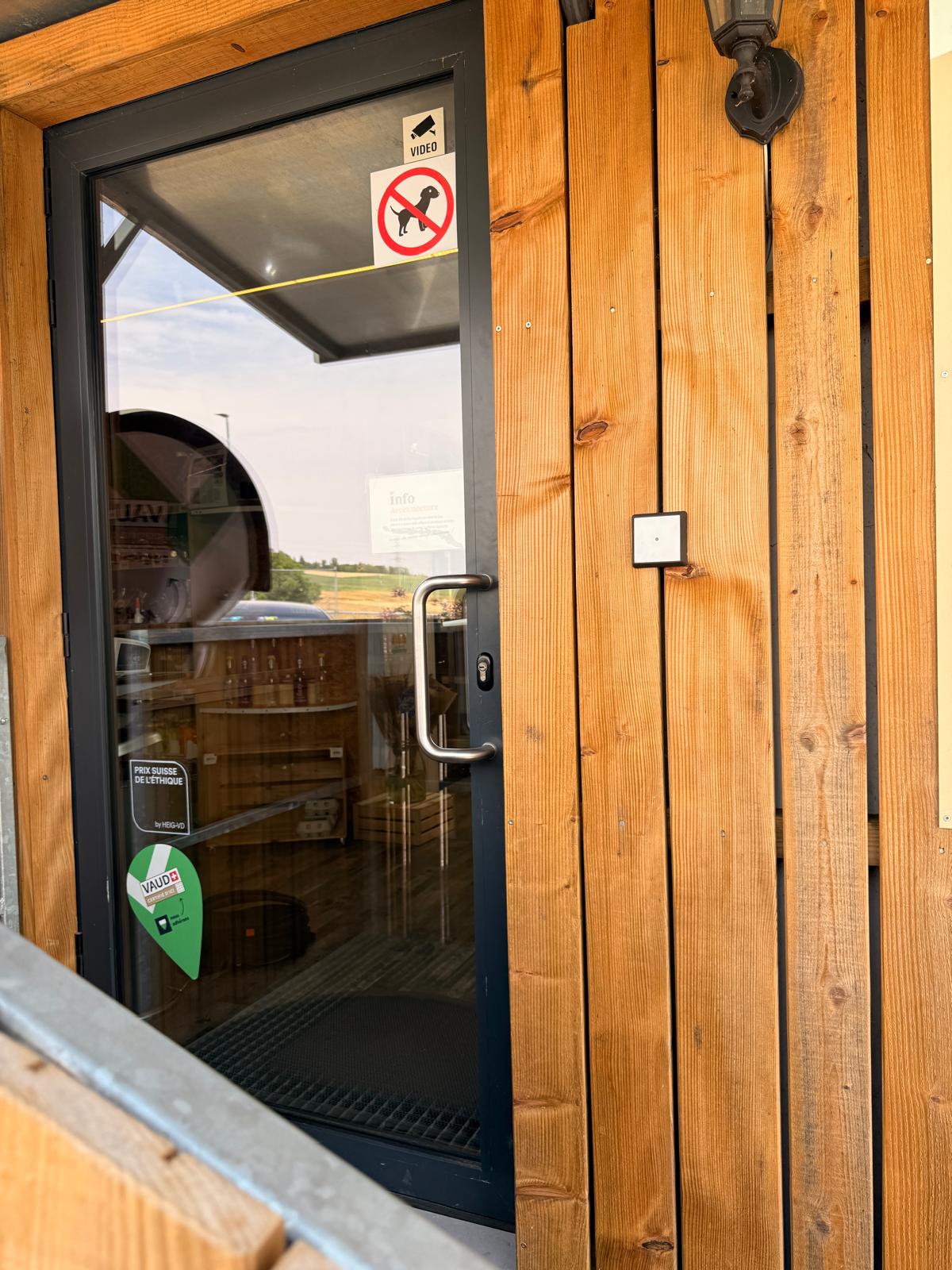 Lecteur Cllia installé sur une façade à Bavois
